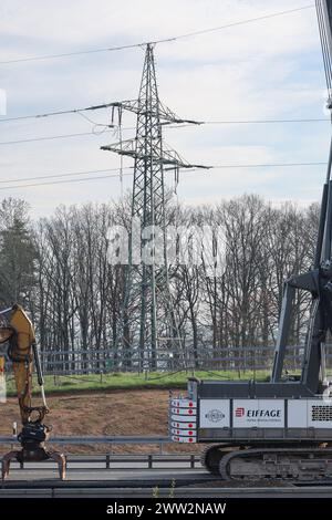 21. März 2024, Bayern, Höchstadt a.d.Aisch: Ein Stromkabel hängt an einem Strommast auf der Autobahn A3, nachdem ein Bagger mit Bohrgerät die Stromleitung auf einer Baustelle an der A3 berührt und beschädigt hat. Die Autobahn A3 ist zwischen Höchstadt-Nord und Höchstadt-Ost in beide Richtungen vollständig gesperrt. Foto: Daniel Löb/dpa Stockfoto