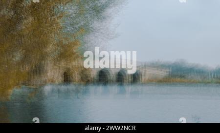 Eine Brücke bei Burton Constable mit absichtlicher Kamerabewegung und mehreren Belichtungen Stockfoto