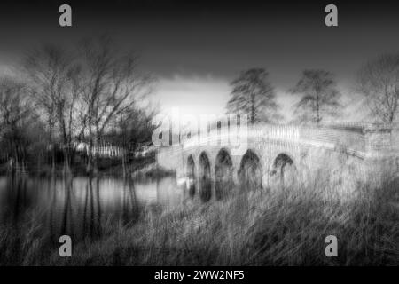 Eine Brücke bei Burton Constable mit absichtlicher Kamerabewegung und mehreren Belichtungen Stockfoto