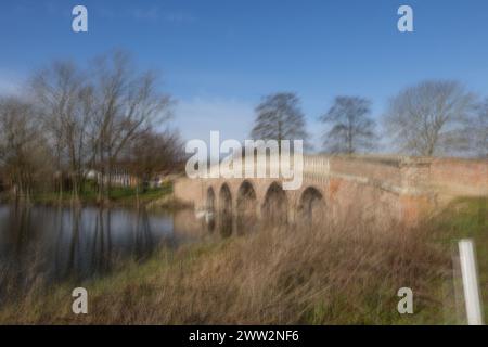 Eine Brücke bei Burton Constable mit absichtlicher Kamerabewegung und mehreren Belichtungen Stockfoto