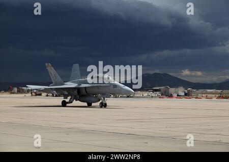 Eine F/A-18D Hornet des U.S. Marine Corps, die der Marine Fighter Attack Squadron (VMFA) 323, Marine Aircraft Group 11, 3rd Marine Aircraft Wing, Taxis zugeordnet ist Stockfoto