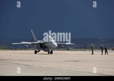 Eine F/A-18D Hornet des U.S. Marine Corps, die der Marine Fighter Attack Squadron (VMFA) 323, Marine Aircraft Group 11, 3rd Marine Aircraft Wing, Taxis zugeordnet ist Stockfoto