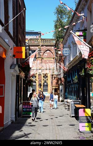 Die Leute laufen entlang des Restaurants entlang, gesäumt von Gandy Street, Exeter, Devon, Großbritannien, Europa. Stockfoto