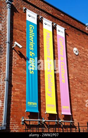 Farbenfrohe Banner an der Wand des Exeter City Council Royal Albert Memorial Museum and Art Gallery, Exeter, Devon, Großbritannien, Europa. Stockfoto