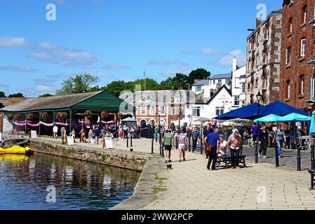 Blick auf den River exe East Kai mit Cafés und Restaurants auf der rechten Seite, Exeter, Devon, Großbritannien, Europa. Stockfoto