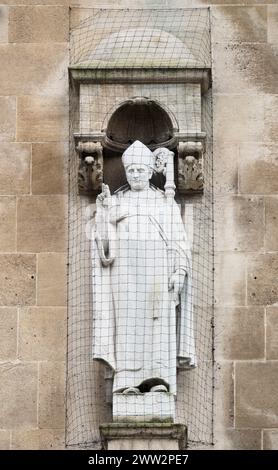 Statue des Bischofs Mals, an einer Außenwand des Oriel College, University of Oxford, England. Stockfoto