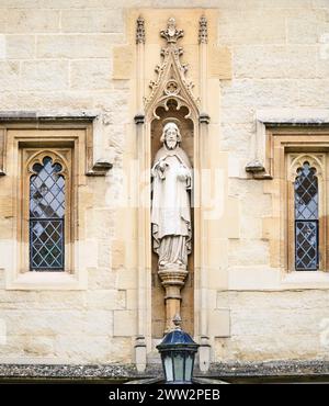 Statue Christi des Königs auf einer Mauer im vorderen oder südlichen Viereck am All Souls College, University of Oxford, England. Stockfoto