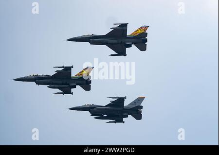 Eine US Air Force F-16C kämpfende Falcon, Back, Royal Thai Air Force F-16A, Center und die Republic of Singapore Air Force F-16C nehmen Teil Stockfoto