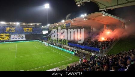 Saarbrücken, Deutschland. März 2024. firo: 12.03.2024, Fußball, DFB-Cup, Saison 2023.2024, Viertelfinale, 1. FC Saarbrücken - Borussia Mönchengladbach, Gladbach Fans saarbrücken, Pyro, Choreo Credit: dpa/Alamy Live News Stockfoto