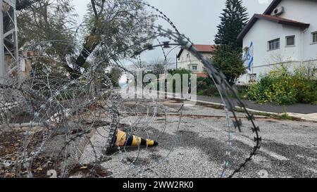 Leere Häuser stehen in der israelischen Stadt Metula, die nahe der Grenze zum Libanon liegt und von ihren Bewohnern evakuiert wurde, seit der grenzüberschreitende Brand mit der militanten Gruppe der Hisbollah nach den Angriffen palästinensischer Militante vom 7. Oktober aus dem Gazastreifen am 19. März 2024 in Metula ausgebrochen ist. Israel. Stockfoto