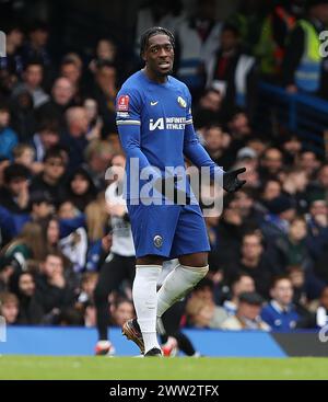 Axel Disasi von Chelsea sieht enttäuscht und deprimiert aus, nachdem er ein eigenes Tor erzielt hat. - Chelsea gegen Leicester City, Emirates FA Cup, Viertelfinale, 6. Runde, Stamford Bridge Stadium, London, Vereinigtes Königreich - 17. März 2024. Nur redaktionelle Verwendung – es gelten Einschränkungen für DataCo. Stockfoto