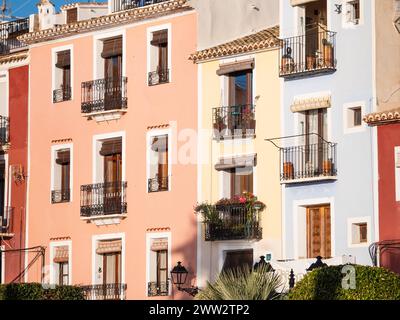 Villajoyosa, Spanien; 16. März 2024: Bunte Fassaden von Villajoyosa in der Provinz Alicante, Weiße Küste Stockfoto