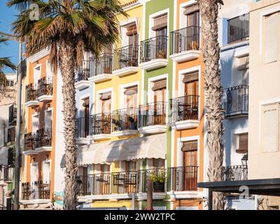 Villajoyosa, Spanien; 16. März 2024: Bunte Fassaden mit Balkonen im Dorf Villajoyosa, Alicante Stockfoto