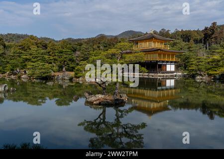 Tempel und Schreine während der Kirschblüten-Sakura-Saison und Festivals in Kyoto, Japan Stockfoto