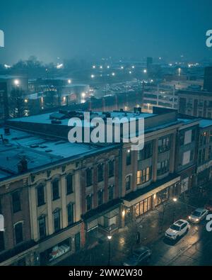 Blick über die Innenstadt bei einer nebeligen Nacht in Scranton, Pennsylvania Stockfoto
