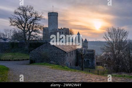 Roes, Deutschland - 9. März 2024: Panoramabild der Burg Pyrmont bei Sonnenaufgang am 9. März 2024 in der Eifel Stockfoto