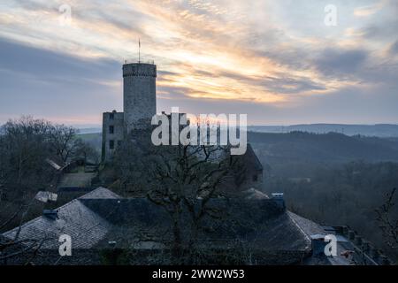 Roes, Deutschland - 9. März 2024: Panoramabild der Burg Pyrmont bei Sonnenaufgang am 9. März 2024 in der Eifel Stockfoto