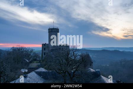 Roes, Deutschland - 9. März 2024: Panoramabild der Burg Pyrmont bei Sonnenaufgang am 9. März 2024 in der Eifel Stockfoto