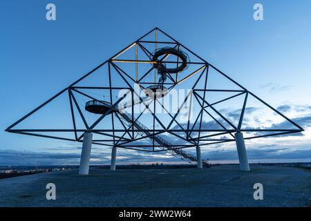 BOTTROP, DEUTSCHLAND - 24. FEBRUAR 2024: Tetraeder, Wahrzeichen der Ruhrmetropole auf der Beckstraße, Tip am 24. Februar 2024 in Bottrop Stockfoto