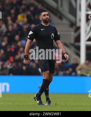 Der Schiedsrichter Sunny Singh Gill übernimmt das 1. Spiel der Premier League. - Crystal Palace gegen Luton Town, Premier League, Selhurst Park Stadium, Croydon, Großbritannien - 9. März 2024. Nur redaktionelle Verwendung – es gelten Einschränkungen für DataCo. Stockfoto