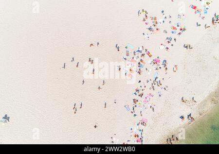 Drohnenblick auf die Menschen, die im Sommer den Strand genießen Stockfoto