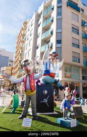 Die Holz- und Pappmaché-Skulpturen und Denkmäler, bekannt als Las Fallas zur Feier des St. Josephs in der valencianischen Stadt Oliva, Spanien Stockfoto