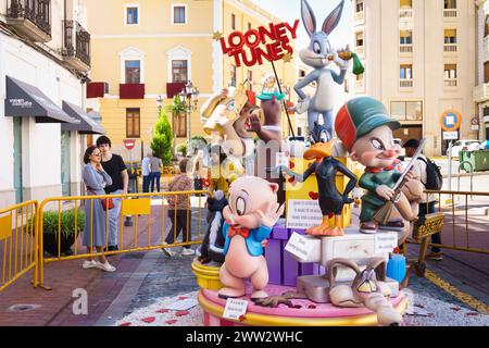 Die Holz- und Pappmaché-Skulpturen und Denkmäler, bekannt als Las Fallas zur Feier des St. Josephs in der valencianischen Stadt Oliva, Spanien Stockfoto