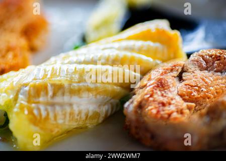 Gegrillter scharfer Käse, Rindersteak und Brot, Portion auf Teller, Nahaufnahme. Stockfoto