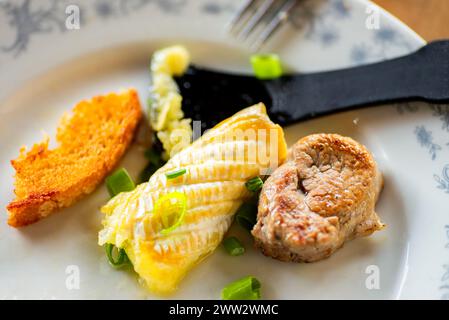 Gegrillter scharfer Käse, Steak und geröstetes Brot, Spachtel und Gabel auf Teller, Raclette, Nahaufnahme. Stockfoto