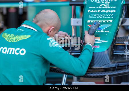 Melbourne, Australien. März 2024. Ein Mechaniker des Aston Martin Aramco Cognizant Formel-1-Teams arbeitet am vorderen Flügel des Wagens in der Boxengasse vor dem Formel-1-Grand-Prix von Australien auf der Albert Park Grand-Prix-Strecke am Donnerstag, den 21. März 2024 in Melbourne, Australien. (Foto: George Hitchens/SOPA Images/SIPA USA) Credit: SIPA USA/Alamy Live News Stockfoto