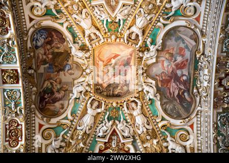 Lombardische romanische Basilika di Santa Maria Maggiore (Basilika St. Mary Major) aus dem 12. Jahrhundert im historischen Zentrum Bergamo Oberstadt in Berg Stockfoto