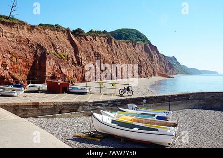 SIDMOUTH, Großbritannien - 08. AUGUST 2022 - Blick auf den Strand und die Klippen von Pennington Point, Sidmouth, Devon, Großbritannien, Europa, August 2022. Stockfoto