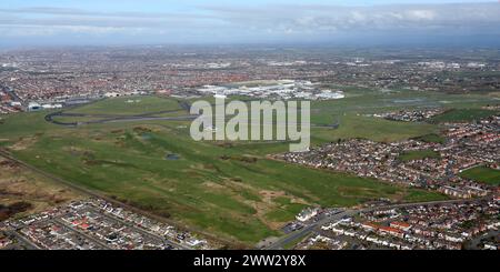 Aus der Vogelperspektive des Blackpool Airport aus dem Süden, auch St Anne's Old Links Golf Club (im Vorfeld) Stockfoto