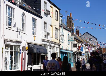Shopper und Geschäfte entlang der Old Fore Street im Stadtzentrum, Sidmouth, Devon, Großbritannien, Europa. Stockfoto