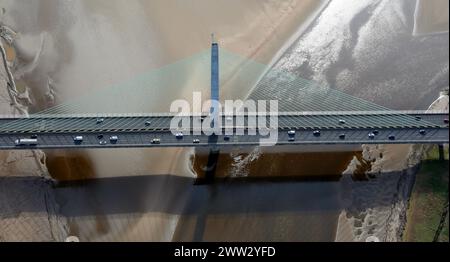 Aus der Vogelperspektive auf einen Teil der Mersey Gateway Bridge mit einem der Kabelstreckenpfeiler in der Mitte Stockfoto