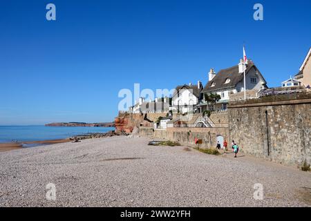 Blick auf traditionelle strohgedeckte Häuser mit Blick auf den Strand am Westende der Stadt, Sidmouth, Devon, Großbritannien, Europa. Stockfoto