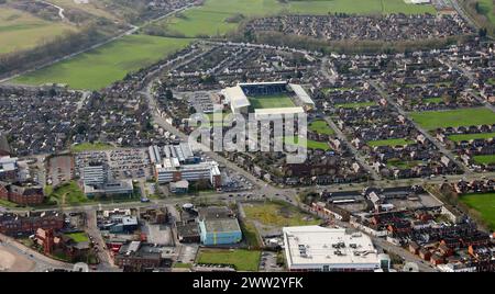 Aus der Vogelperspektive von Widnes mit Blick nach Westen in Richtung DCBL Stadium, Heimstadion des Widnes Vikings Rugby League Clubs, und Riverside College Widnes Stockfoto