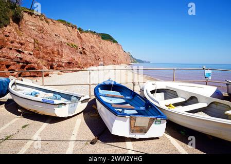 Kleine Fischerboote, die auf der Slipway mit Blick auf den Strand von Pennington Point, Sidmouth, Devon, Großbritannien, Europa liegen. Stockfoto