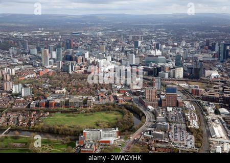 Aus der Vogelperspektive der Skyline von Manchester von Salford aus mit einer Schleife des Flusses Irwell im unmittelbaren Vordergrund Stockfoto