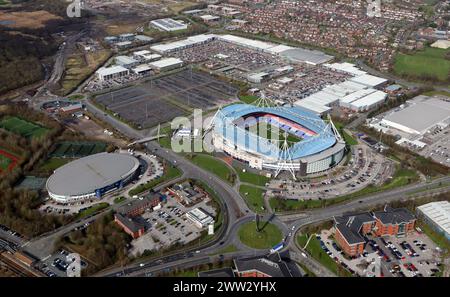 Blick aus der Vogelperspektive auf den Middlebrook Retail & Leisure Park & das Toughsheet Stadium, Heimstadion der Bolton Wanderers. Horwich in der Nähe von Bolton, Lancashire Stockfoto