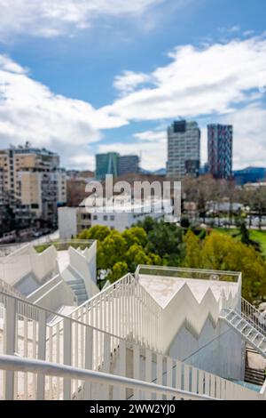 Blick über die Stadt Tirana von einer Außentreppe an der Tirana-Pyramide in Albanien Stockfoto