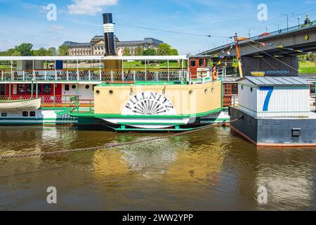 Der historische Raddampfer PILLNITZ an der Anlegestelle am Terrassenufer in Dresden, Sachsen. Stockfoto