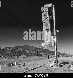 Altes Straßenschild für ein verlassenes Hotel in der Mojave-Wüste an der Route 66 in Newberry Springs, CA, USA. Stockfoto