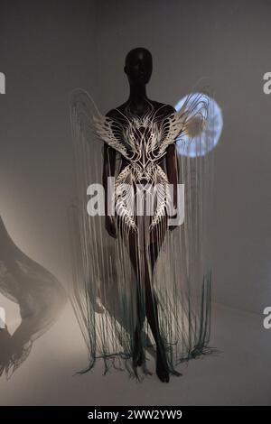 Paris, Frankreich. März 2024. Die Ausstellung über Iris Van Herpen. „Sculpting the Senses“ zollt einer der visionärsten Modedesigner ihrer Generation Tribut. Iris van Herpen ist eine Pionierin bei der Anwendung neuer Technologien in ihrer Disziplin und verstößt gegen konventionelle Normen der Kleidung, die sowohl traditionelles als auch zukunftsweisendes Know-how im Museum für Dekorative Künste in Paris am 19. März 2024 offensteht. Foto: Marie Hubert Psaila/ABACAPRESS.COM Credit: Abaca Press/Alamy Live News Stockfoto