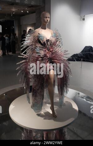 Paris, Frankreich. März 2024. Die Ausstellung über Iris Van Herpen. „Sculpting the Senses“ zollt einer der visionärsten Modedesigner ihrer Generation Tribut. Iris van Herpen ist eine Pionierin bei der Anwendung neuer Technologien in ihrer Disziplin und verstößt gegen konventionelle Normen der Kleidung, die sowohl traditionelles als auch zukunftsweisendes Know-how im Museum für Dekorative Künste in Paris am 19. März 2024 offensteht. Foto: Marie Hubert Psaila/ABACAPRESS.COM Credit: Abaca Press/Alamy Live News Stockfoto