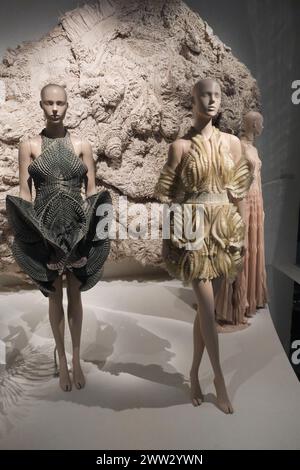 Paris, Frankreich. März 2024. Die Ausstellung über Iris Van Herpen. „Sculpting the Senses“ zollt einer der visionärsten Modedesigner ihrer Generation Tribut. Iris van Herpen ist eine Pionierin bei der Anwendung neuer Technologien in ihrer Disziplin und verstößt gegen konventionelle Normen der Kleidung, die sowohl traditionelles als auch zukunftsweisendes Know-how im Museum für Dekorative Künste in Paris am 19. März 2024 offensteht. Foto: Marie Hubert Psaila/ABACAPRESS.COM Credit: Abaca Press/Alamy Live News Stockfoto