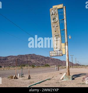 Altes Straßenschild für ein verlassenes Hotel in der Mojave-Wüste an der Route 66 in Newberry Springs, CA, USA. Stockfoto