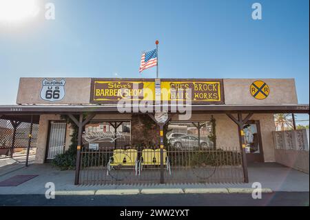 Steve’s Barber Shop in Barstow, CA, an der historischen US Route 66 in der Mojave-Wüste Stockfoto