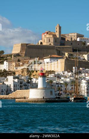 Blick auf die Altstadt von Ibiza mit der Kathedrale Santa Maria und der Festungsmauer auf dem Hügel, Ibiza, Balearen, Spanien Stockfoto