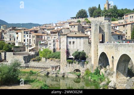 Besalú, Provincia de Girona, Cataluña, España. Puente Mittelalter conocido con el nombre de El Pont Vell, cruza por el Río Fluviá. Stockfoto